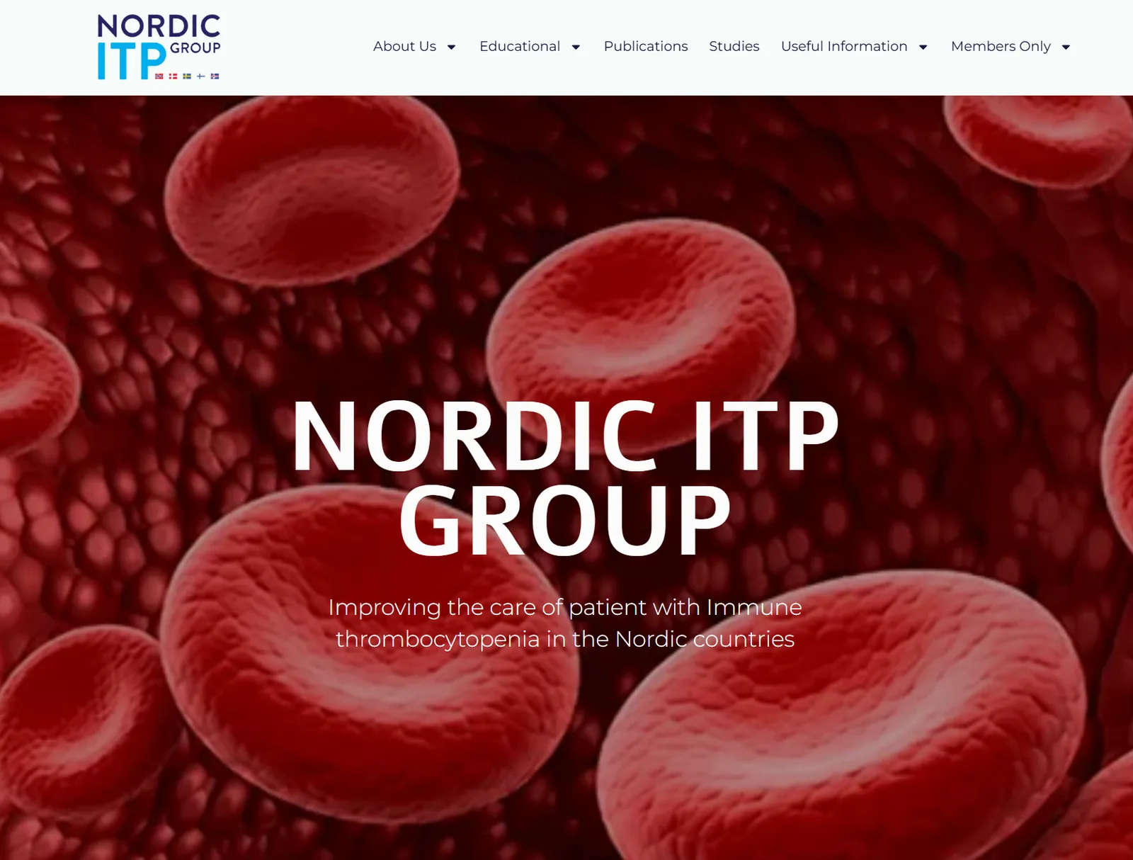Forsiden til nordicitp.com. Logoen står øverst til venstre med de nordiske flaggene under seg, og hovedmenyen til høyre skiller mellom About Us, Educational, Publications, Studies, Useful Information og Members Only. Under menyen fyller et bilde av røde blodceller skjermen, med tittelen Nordic ITP Group og undertittelen om å forbedre behandlingen av pasienter med immunologisk trombocytopeni i Norden.